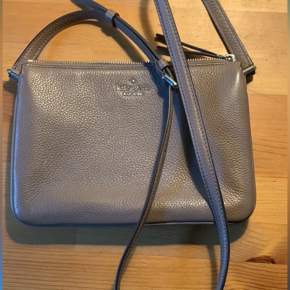 Kate spade bag. 3 pockets. Like new condition!